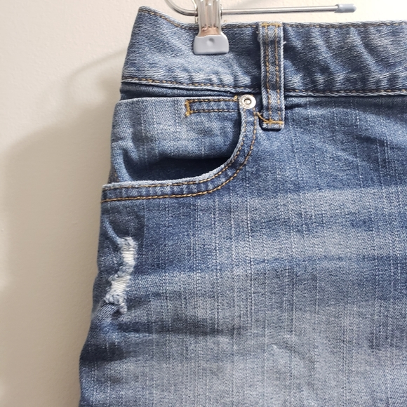 Maurices Dark Wash Raw Hem Distressed Shorts, Size 8 - Picture 3 of 9